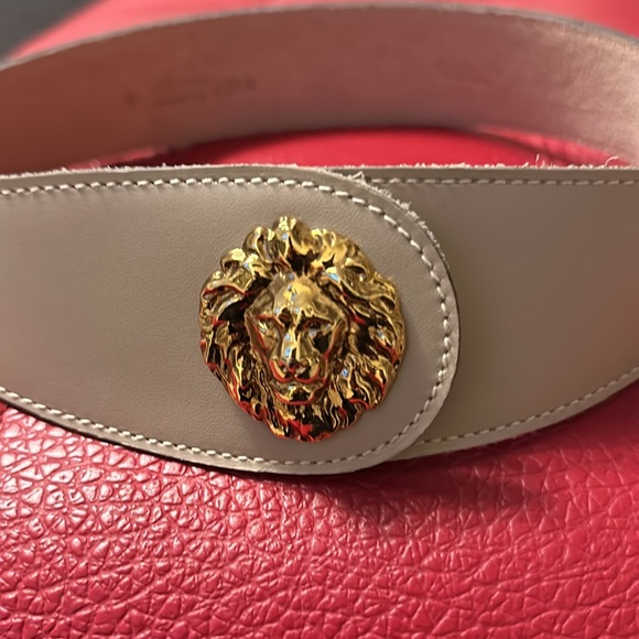 Vintage Anna Klein beige tan leather wide belt with goldtone lion head Sz M - Picture 2 of 9